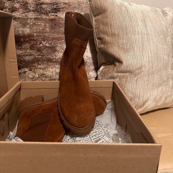 NWB Steve Madden Chelsea Boots - Picture 3 of 7